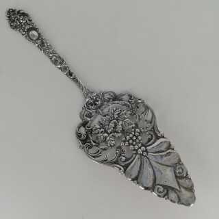 Historimus pastry server with vine leaves pattern in silver