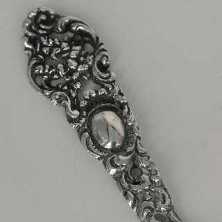 Historimus pastry server with vine leaves pattern in silver