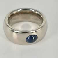 Magnificent band ring with natural sapphire