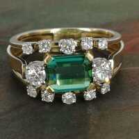 Ladies ring with emerald and diamonds from the 1960 / 70s
