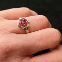 Delicate flower ring in gold with rubies and diamonds