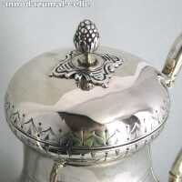 Kaffeekanne aus dem Biedermeier mit eingraviertem Dekor in Silber
