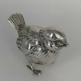 Kleiner, detailliert geformter Gartenvogel in massivem Silber