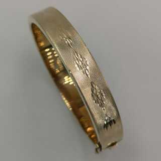 Wide bracelet in solid 333 / - yellow gold with a diamond pattern