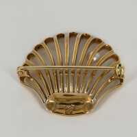 Enchanting shell brooch in gold with a pearl around 1980