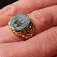 Magnificent mens seal ring in gold with a knightly coat...