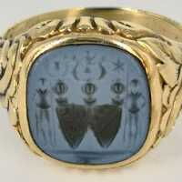 Magnificent mens seal ring in gold with a knightly coat of arms