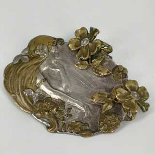 Magnificent Art Nouveau brooch in bronce with a woman and flowers in relief