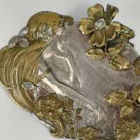 Prächtige Jugendstil Brosche in Bronze mit Frau und Blüten im Relief