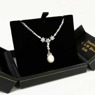 High quality negligee necklace in white gold with diamonds and pearl