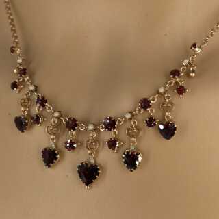 Elegantes Collier in Rose Gold mit Granatherzen und Perlen 