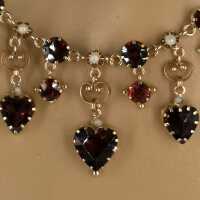 Elegant necklace in rose gold with garnet hearts and pearls