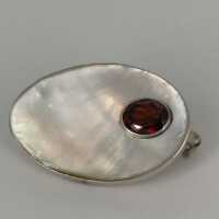 Egg-shaped brooch in silver and mother-of-pearl