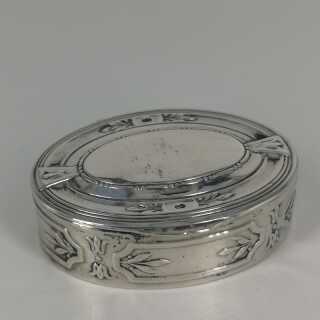 Pretty pill box in solid silver around 1900