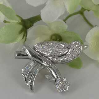 Beautiful vintage bird brooch with many diamonds in 750 gold