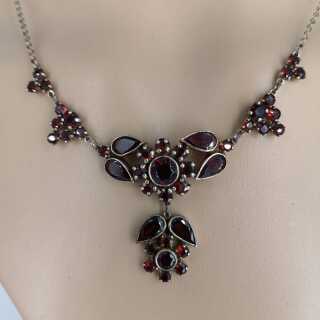 Magnificent necklace in gold-plated silver set with deep red garnet