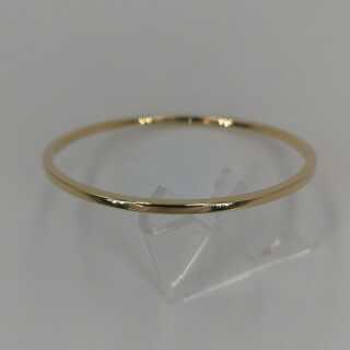 Hand-forged elegant bangle in solid gold