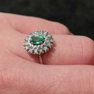 Charming ring in white gold with emerald and diamonds