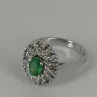 Charming ring in white gold with emerald and diamonds