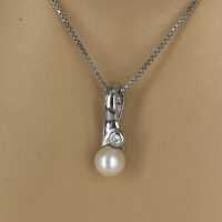 Clip pendant for women in white gold with pearl and diamond
