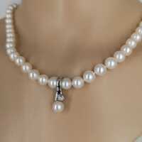 Clip pendant for women in white gold with pearl and diamond