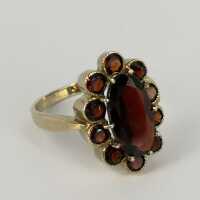 Ladies ring in gold from the 1950s with a rosette made of garnet stones