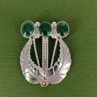 Pretty Art Nouveau brooch in silver and malachite