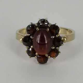 Beautiful ladies ring in 333 / - gold with red Bohemian garnet stones