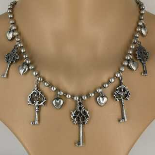 Antikschmuck für Damen - Annodazumal Antikschmuck: Vintage Halskette in Silber mit Schlüssel Anhänger kaufen