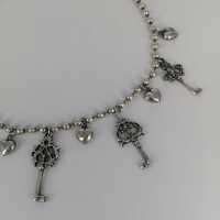 Charming chain in silver with keys and hearts