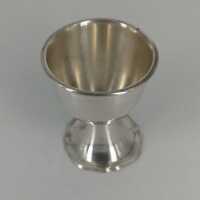 Simple egg cup in silver with a wavy edge around 1920...