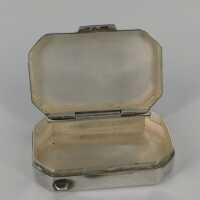 Beautiful octagonal pill box in silver set with a Sardegna coral