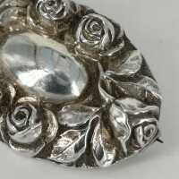 Schöne Jugendstil Brosche in Silber mit Rosen Dekor in Handarbeit
