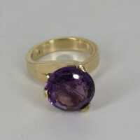 Very beautiful ladies ring in gold with a round amethyst...