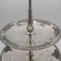 Splendid étagère in solid silver in neo-classicism from the 20th century.