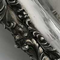 Große Servierplatte mit Haube in massivem Silber