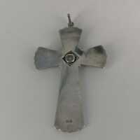 Kreuz Anhänger in Silber mit einem funkelnden Spinell 