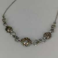 Delicate silver necklace with sculptural margarite flowers