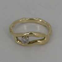 Handgefertigter Verlobungsring in Gold mit Diamant