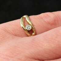 Handgefertigter Verlobungsring in Gold mit Diamant