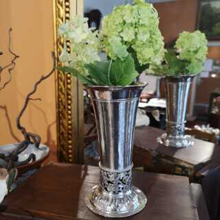 Romantische Jugendstil Trompeten Vase in Silber mit Hasendarstellungen