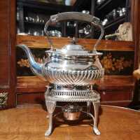 Antike Schwenk- Teekanne mit Rechaud um 1920 im Queen Anne Stil