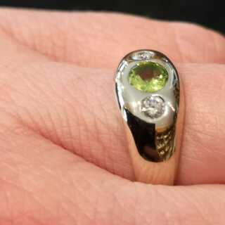 Gorgeous band ring in white gold 585/- with peridot and diamonds
