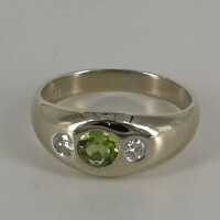 Gorgeous band ring in white gold 585/- with peridot and...