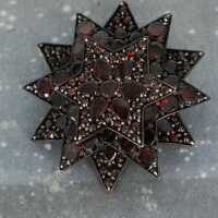Rare Art Nouveau Brooch in Tombac with Bohemian Garnet...