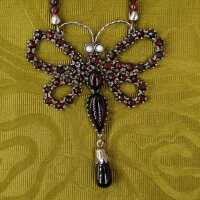 Schönes Schmetterling Collier in Gold und Silber mit Granatsteinen und Perlen