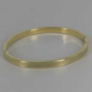 Elegant classic bangle in gold with herringbone pattern