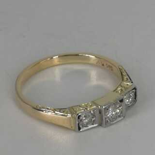 Art Deco Ladies or Gents Ring in Gold with Three Large Diamonds