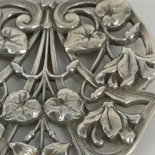 Großer Jugendstil Anhänger in Silber mit floralen Motiven