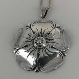 Fancy Vintage Designer Anemone Pendant with Chain in Silver